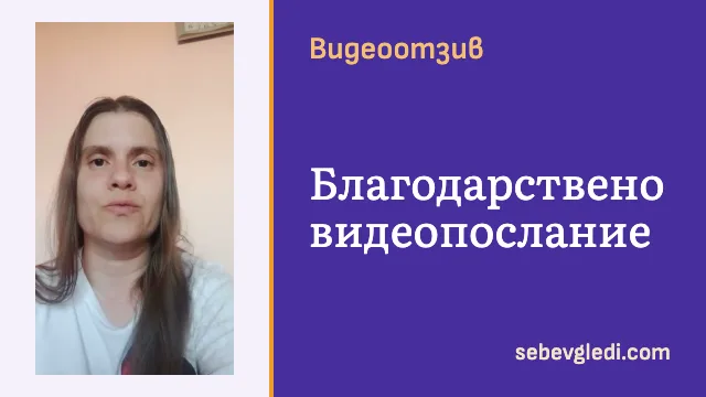 Жена с дълга кафява коса и светла тениска пред прасковена стена