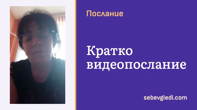 Жена с очила и тъмна блуза до ярък прозорец