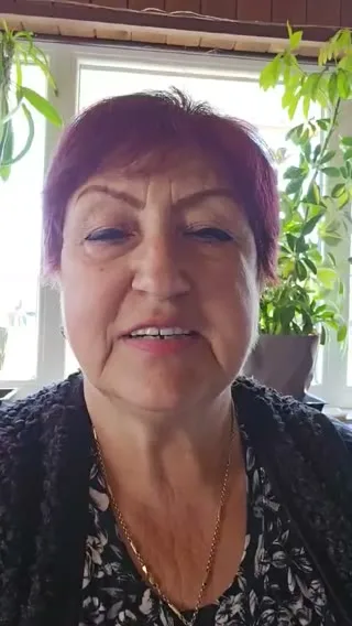 Жена с къса червеникава коса
